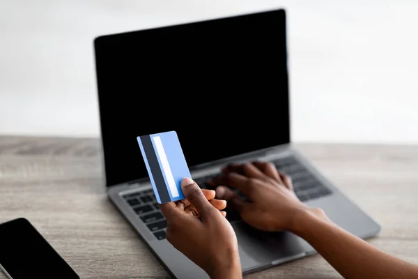 Σχέδιο αγορών εξ αποστάσεως. Περικοπή άποψη της μαύρης γυναίκας με πιστωτική κάρτα και φορητό υπολογιστή αγορά στο διαδίκτυο, mockup για την ιστοσελίδα — Φωτογραφία Αρχείου