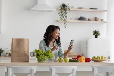 Video çağrısı, ev toplantısı ve vegan tarifi, mobil uygulamada arama