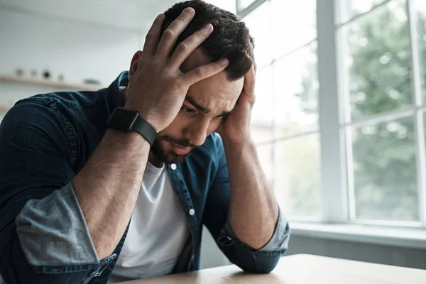 Teleurstelling of vermoeidheid en hoofdpijn. Angst en agorafobie — Stockfoto