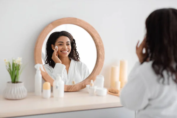 Hermosa piel, eliminación de maquillaje y procedimientos de rutina —  Fotos de Stock