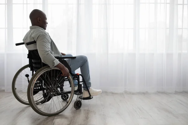 Szomorú fogyatékkal élő személy otthon vagy a klinikán elszigetelten él — Stock Fotó