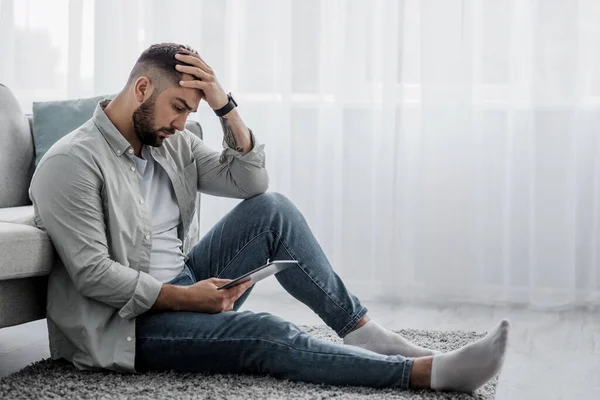 Mann telefoniert zu Hause mit Stress, schlechten Nachrichten, Langeweile allein — Stockfoto