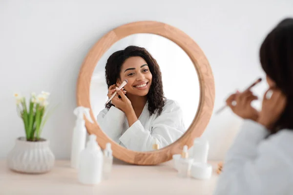 Routine procedures, ochtend make-up en online les thuis — Stockfoto