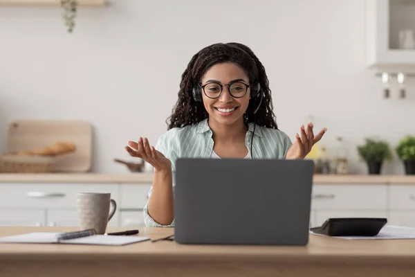 Evde online ders, öğretmen ya da öğretmen tavsiyesi, covid-19 tecrit — Stok fotoğraf