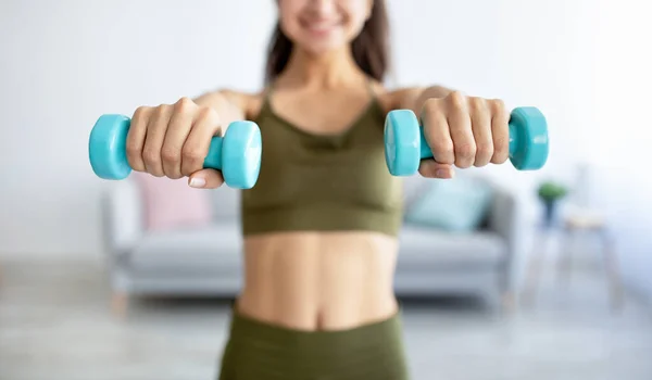Cropped view of young Indian lady exercising with dumbbells at home during coronavirus epidemic, selective focus — Stock Photo, Image