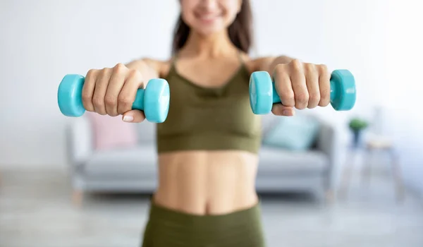 Gehakt zicht op jonge Indiase dame die thuis met halters traint tijdens de coronavirusepidemie, selectieve focus — Stockfoto