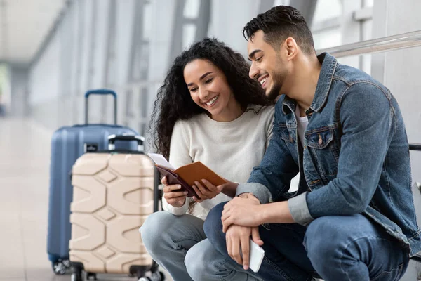 Retrato de feliz joven pareja árabe esperando el vuelo en la terminal del aeropuerto — Foto de Stock
