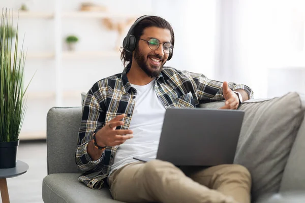 Schön arabisch kerl liegend auf couch im wohnzimmer — Stockfoto