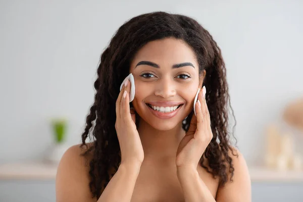 Limpieza de la cara de maquillaje, problemas de cuidado de la piel y procedimientos diarios en el hogar — Foto de Stock