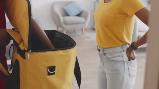 Paketleverans. Närbild bild bild av oigenkännlig afrikansk amerikansk dam få ordning från killen kurir hemma — Stockvideo