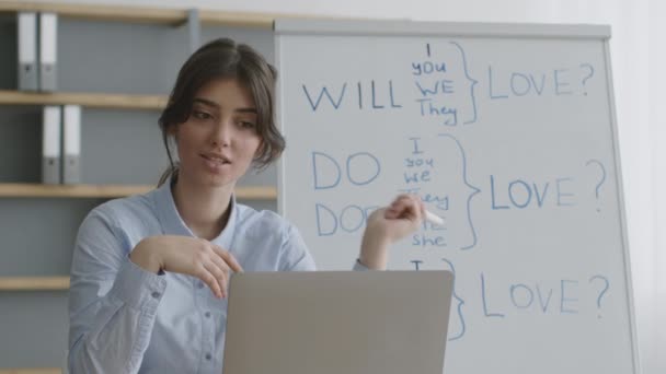 Online handledning och kurser i främmande språk. Lady Engelska lärare video chatta med student, förklara grammatik regler — Stockvideo