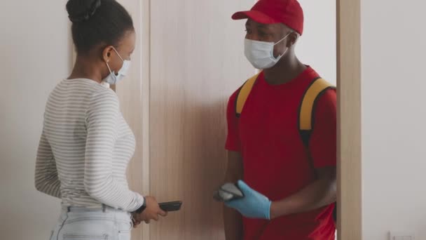 Entrega de compras de comestibles. Señora auto-aislada en mascarilla de pago de comestibles con teléfono inteligente, la recepción de la bolsa de compras — Vídeos de Stock