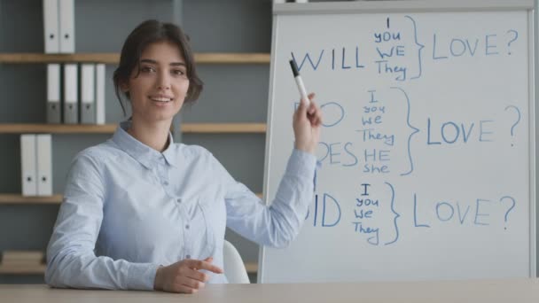 Cursos de inglês online. Jovem professora profissional explicando regras de língua estrangeira para os alunos através da internet — Vídeo de Stock