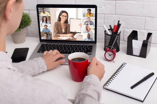 Formación en línea. Mujer irreconocible teniendo conferencia web con grupo de gente de negocios — Foto de Stock