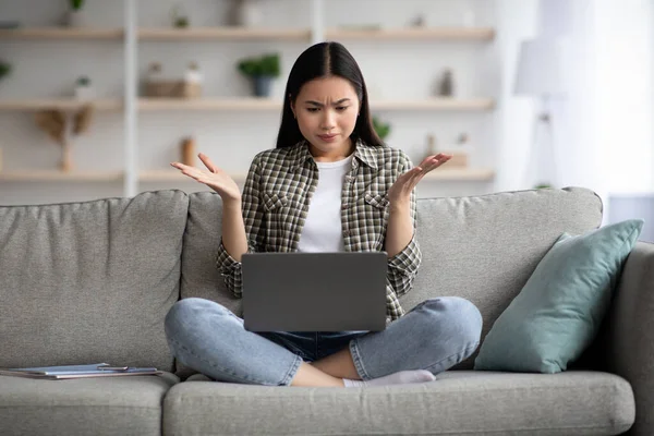 Verbaasde aziatische dame op zoek naar laptop scherm, het verhogen van de handen omhoog — Stockfoto