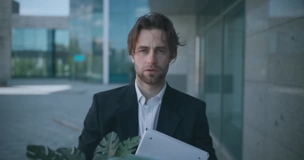 Rozrušený manažer s osobními věcmi odcházejícími z kancelářské budovy, s pocitem deprese bez práce, po výstřelu — Stock video