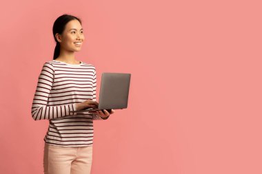 Çevrimiçi Eğitim Programları. Laptop Bilgisayarlı Genç Asyalı Kadın Portresi