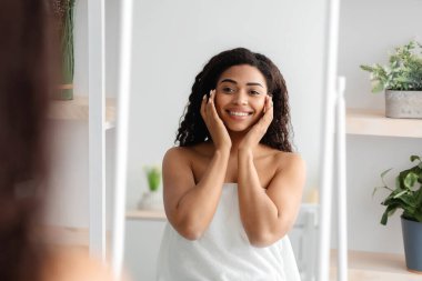 Mükemmel sonuç, rutin prosedürler, cilt nemlendirici, evde güzellik bakımı, covid-19