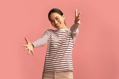 Sarıl bana. Pozitif Asyalı Kadın 'ın Elleri Kameraya Uzanıyor Portresi