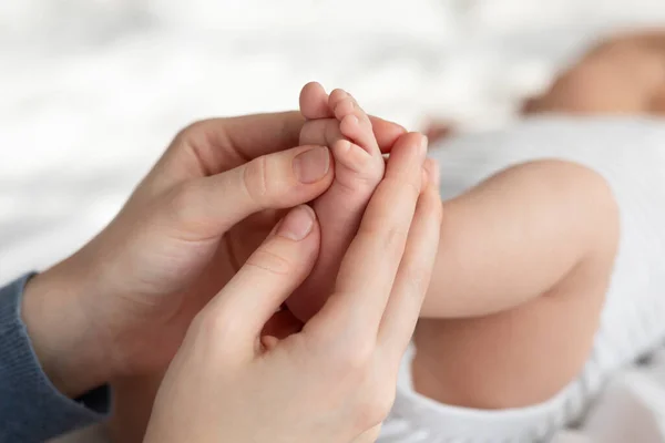 Barnpassning. Mor Massage Små Fötter Av Hennes Nyfödda Baby, Närbild Skott — Stockfoto