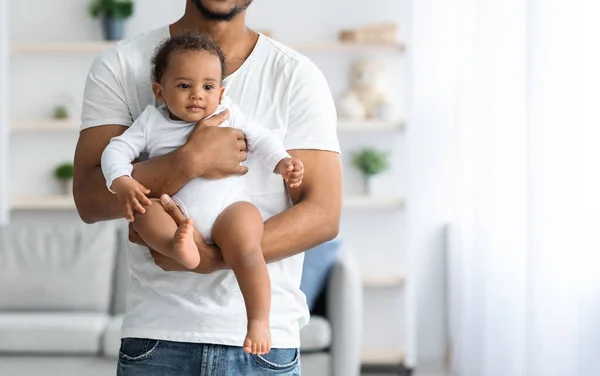 Aranyos fekete újszülött portréja Pihenő apák karjaiban — Stock Fotó