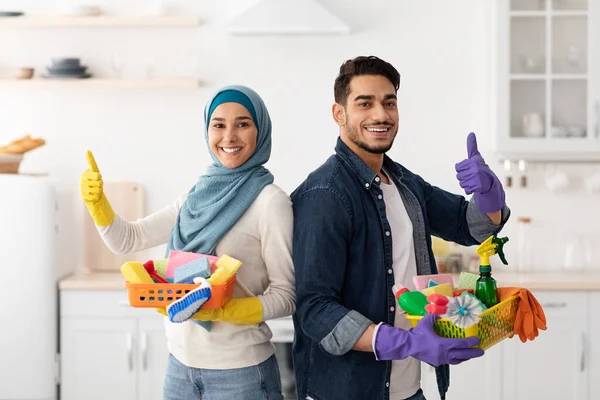Positivo arabo uomo e donna pulizia cucina — Foto Stock