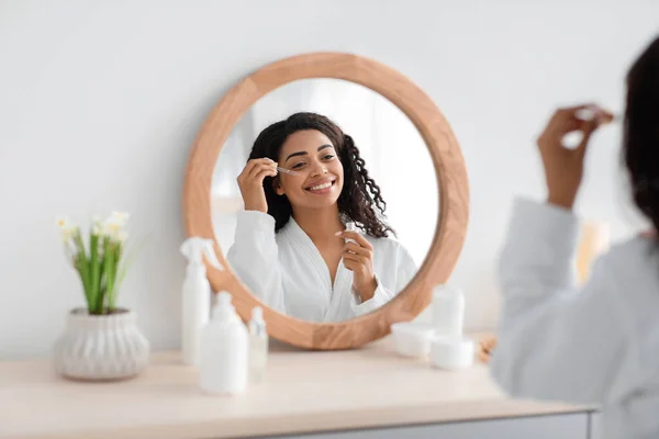 Procedimientos de rutina, tratamiento, spa en casa, cuidado de la piel y cosméticos modernos — Foto de Stock