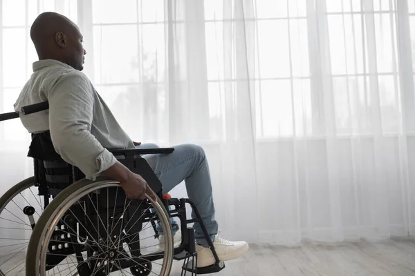 Mozgássérült férfi ül tolószékben a kórházban vagy otthon, érett fogyatékos a rokkant kocsi vagy kerekesszék — Stock Fotó