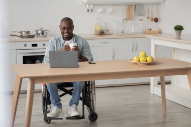 Modern cihazlarla, sosyal ağlarla, iş yerinde kahve molasıyla evde dinlenmek için boş zaman.