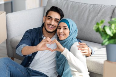 Kalp sembolü gösteren müslüman aile yakınları