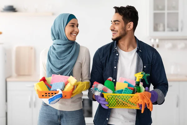 Família muçulmana feliz limpando seu novo apartamento — Fotografia de Stock