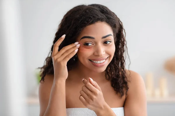 Wanita cantik yang melakukan prosedur kecantikan wajah di kamar mandi rumah atau spa, perawatan kulit, kosmetologi — Stok Foto