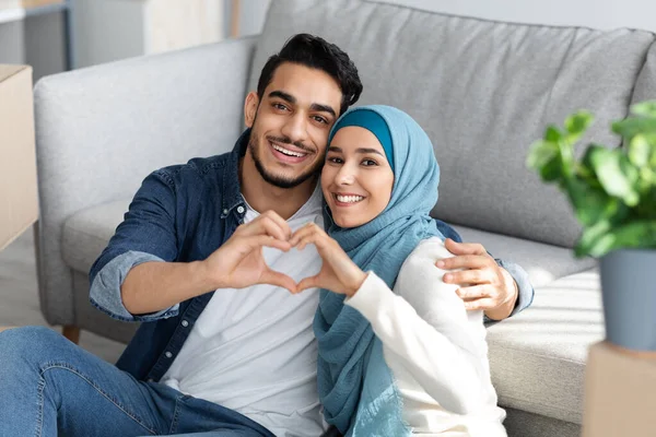 Primo piano della famiglia musulmana che mostra il simbolo del cuore — Foto Stock