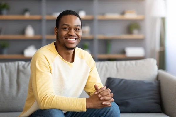 Hombre negro guapo descansando en casa solo — Foto de Stock