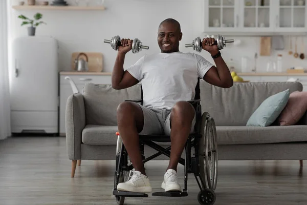 Verminderde man traint met gewichten binnen, heft halters — Stockfoto