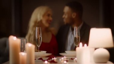 Mutlu Çoklu Irkçı Çiftler Restoranda Romantik Akşam Yemeği Buluşması