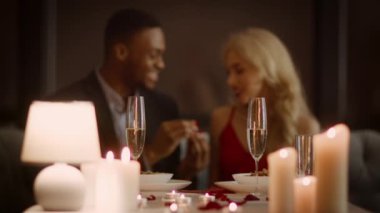 Restoranda Nişan Yüzüğü Gösterme Teklifi Yapan Afrikalı Adam