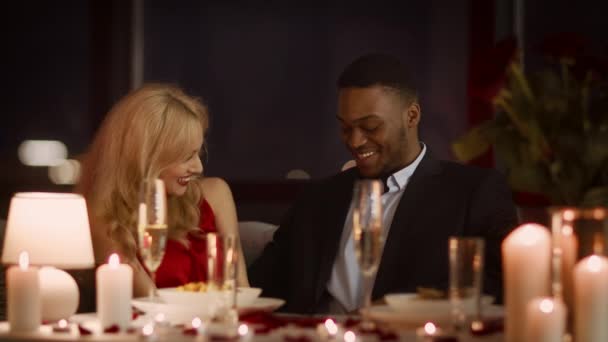 Ευτυχισμένο και διαφορετικό ζευγάρι φλερτάροντας και γελώντας τρώγοντας στο εστιατόριο — Αρχείο Βίντεο