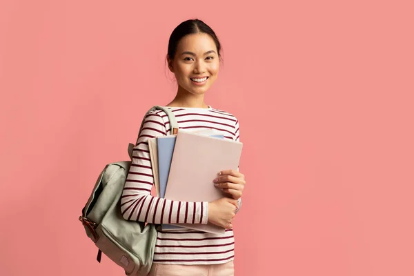 Portré fiatal ázsiai lány diák munkafüzetek és hátizsák — Stock Fotó