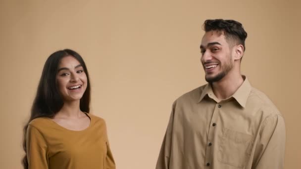 Arab Couple Smiling And Nodding Head In Approvement, Beige Background — Stok Video