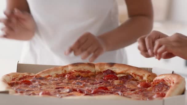 Service de livraison de restauration rapide. Deux afro-américaine adolescente méconnaissable mangeant une pizza chaude fraîche de la boîte à la maison — Video