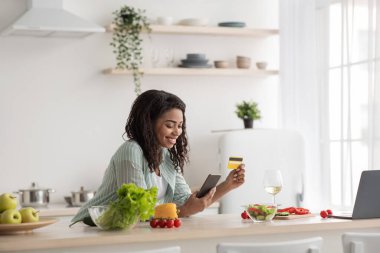 Modern müşteri, müşteri internetten sipariş veriyor, yiyecek ve mal alıyor.