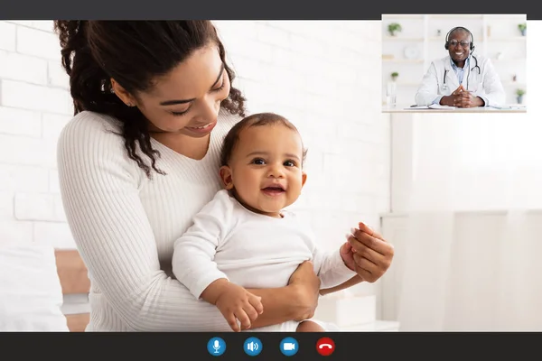 Télémédecine. Mère afro-américaine ayant un appel vidéo avec un pédiatre — Photo
