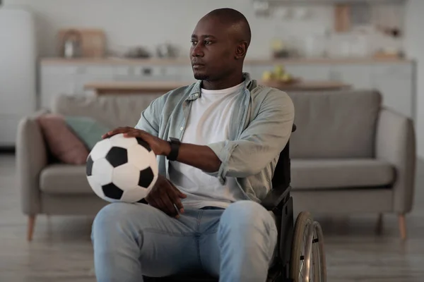 Millennial Afrikaanse Amerikaanse ex-sportman die lijdt aan depressie over handicap — Stockfoto
