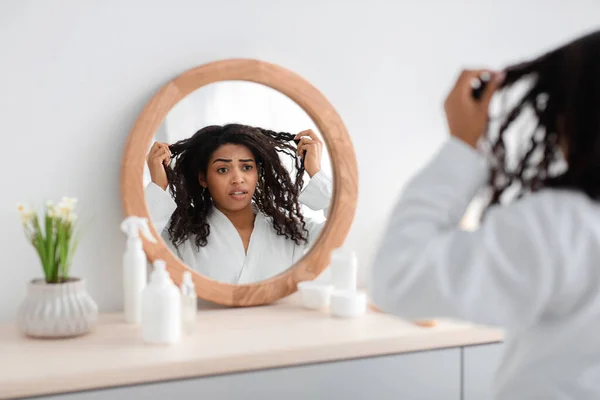 Kering, rambut kusut, masalah gaya rambut, pengobatan rutin — Stok Foto