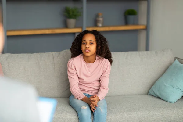 職場でアフリカ系アメリカ人の少女を動揺させている心理学者悲しい10代の患者彼女の感情について話している — ストック写真