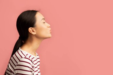 Yan Görünüm: Genç Asyalı Kadın Hava Öpücüğü Gönderiyor