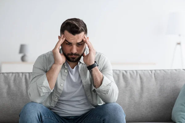 Estilo de vida dramático, migraña, crisis de mediana edad, mala sensación, problemas de salud — Foto de Stock