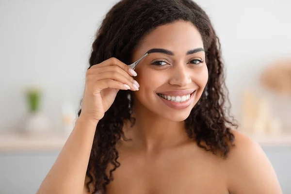 Cuidados de beleza, excelente forma de sobrancelhas, remoção de excesso de cabelo do rosto — Fotografia de Stock