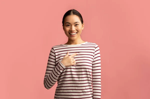 Kies Mij. Positieve jonge aziatische vrouw wijzend vinger op zichzelf — Stockfoto